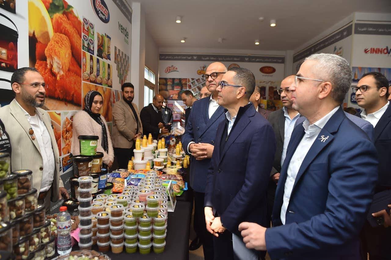 وزير الاستثمار يتفقد معرض منتجات المصانع المتواجده بالمنطقة الاستثمارية ببنها