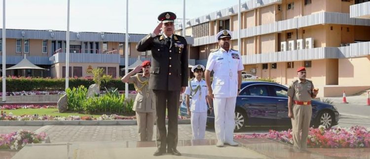 رئيس أركان حرب القوات المسلحة يعود إلى أرض الوطن عقب إنتهاء زيارته الرسمية إلى سلطنة عُمان 