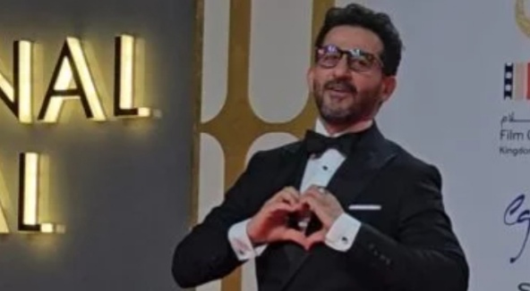 ما بين الكوميديا والدراما الخفيفة.. أحمد حلمي يعود للإذاعة بعد غياب