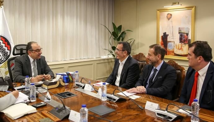 وزير قطاع الأعمال العام يستقبل وفدًا تركيًا لمناقشة فرص استثمارية في صناعة الملابس الجاهزة والجينز