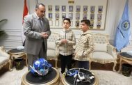 محافظ أسيوط يكرّم طالبين متفوقين في الروبوتات والبرمجة