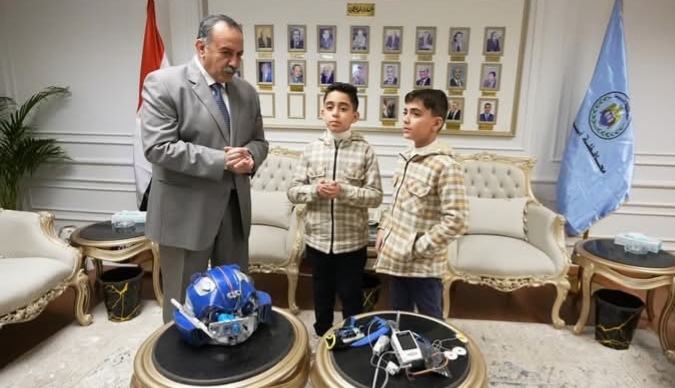 محافظ أسيوط يكرّم طالبين متفوقين في الروبوتات والبرمجة