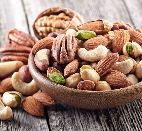 فوائد المكسرات للنساء.. صحة أفضل من القلب إلى الدماغ