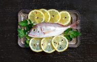 سمك دنيس بالزيت والليمون، وجبة غنية بالفيتامينات والمعادن