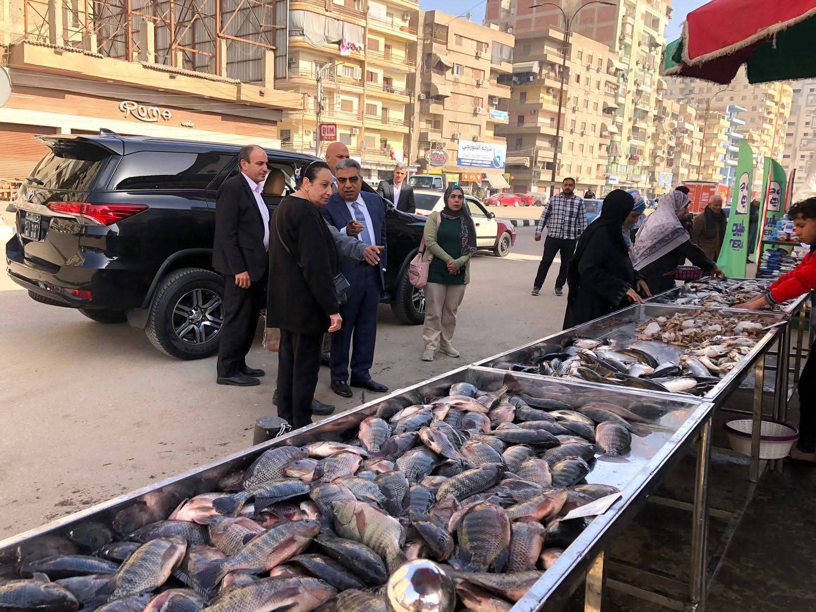 محافظ الدقهلية يتفقد المعرض الدائم للسلع الغذائية بحي غرب المنصورة