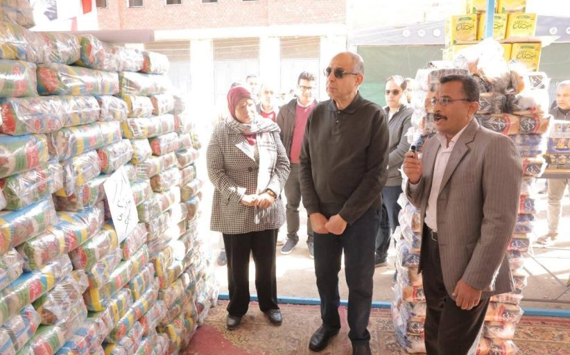 تخفيضات تصل إلى 30%.. محافظ المنيا يفتتح منفذ «أهلًا رمضان» ببني مزار