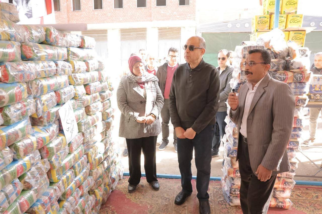 تخفيضات تصل إلى 30%.. محافظ المنيا يفتتح منفذ «أهلًا رمضان» ببني مزار