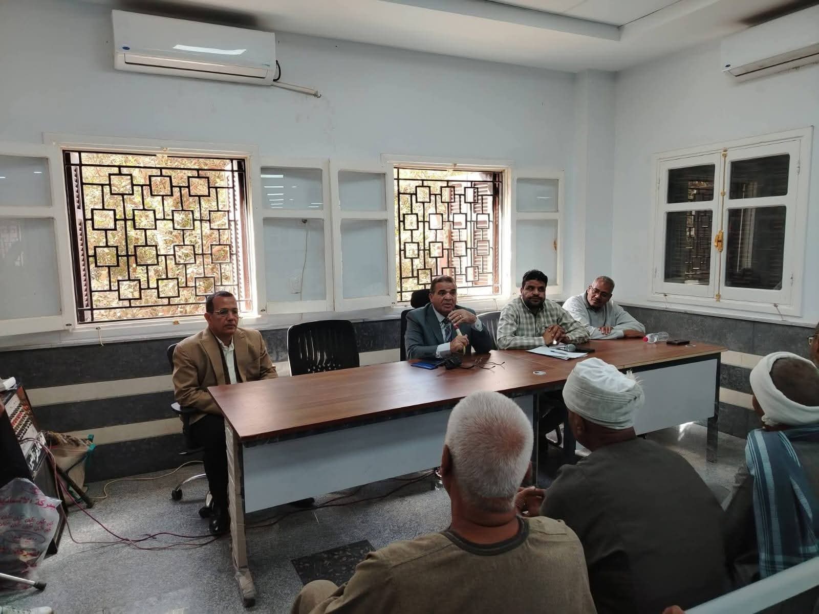 رئيس مدينة أرمنت يستمع لمطالب أهالي الرياينة ويوجه بحلول عاجلة وتمهيد الشوارع