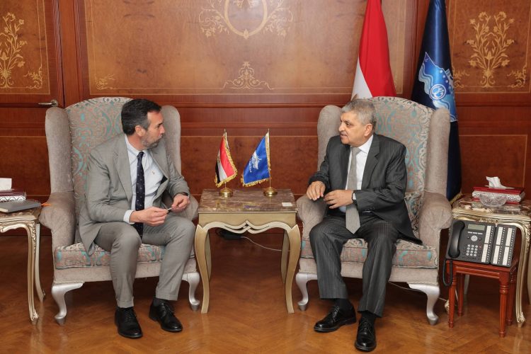 رئيس هيئة قناة السويس يناقش خطط الإبحار المستقبلية مع المدير التنفيذي لمنطقة جنوب أوروبا للخط الملاحي