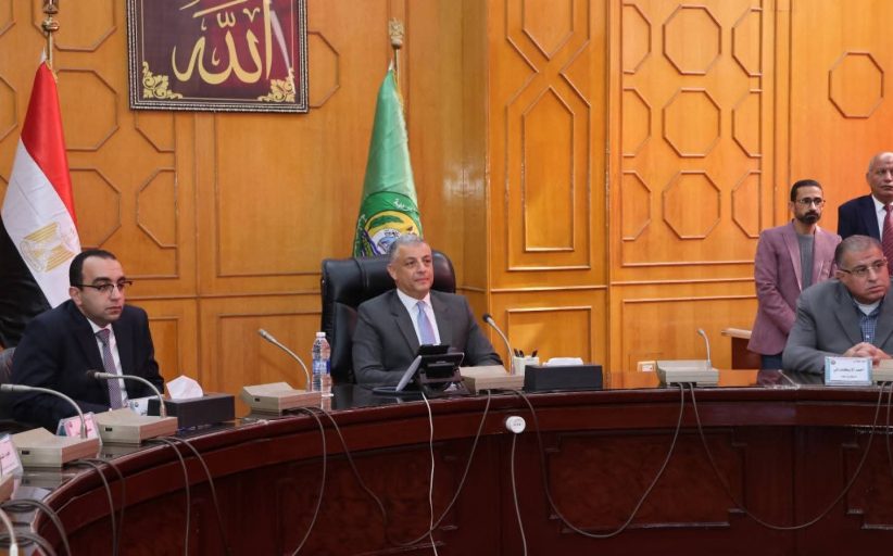 محافظ الإسماعيلية السابق يهنئ خلفه ويؤكد قوة الجهاز التنفيذي في المحافظة