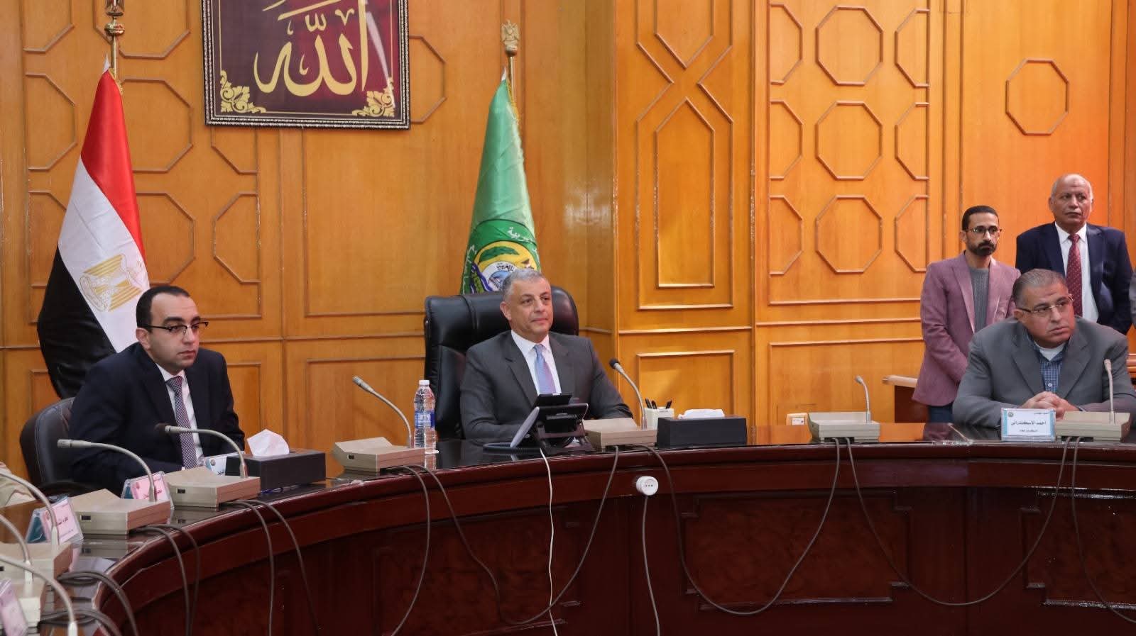 محافظ الإسماعيلية السابق يهنئ خلفه ويؤكد قوة الجهاز التنفيذي في المحافظة