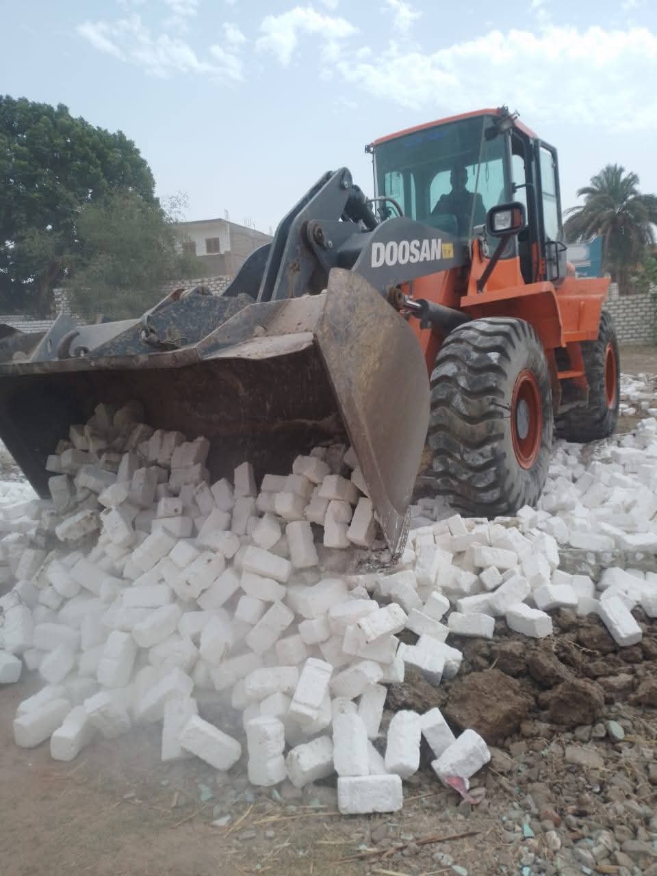 إزالة تعديات بالزينية وتكثيف الخدمات ضمن المرحلة الثانية من الموجة الـ28 بالأقصر