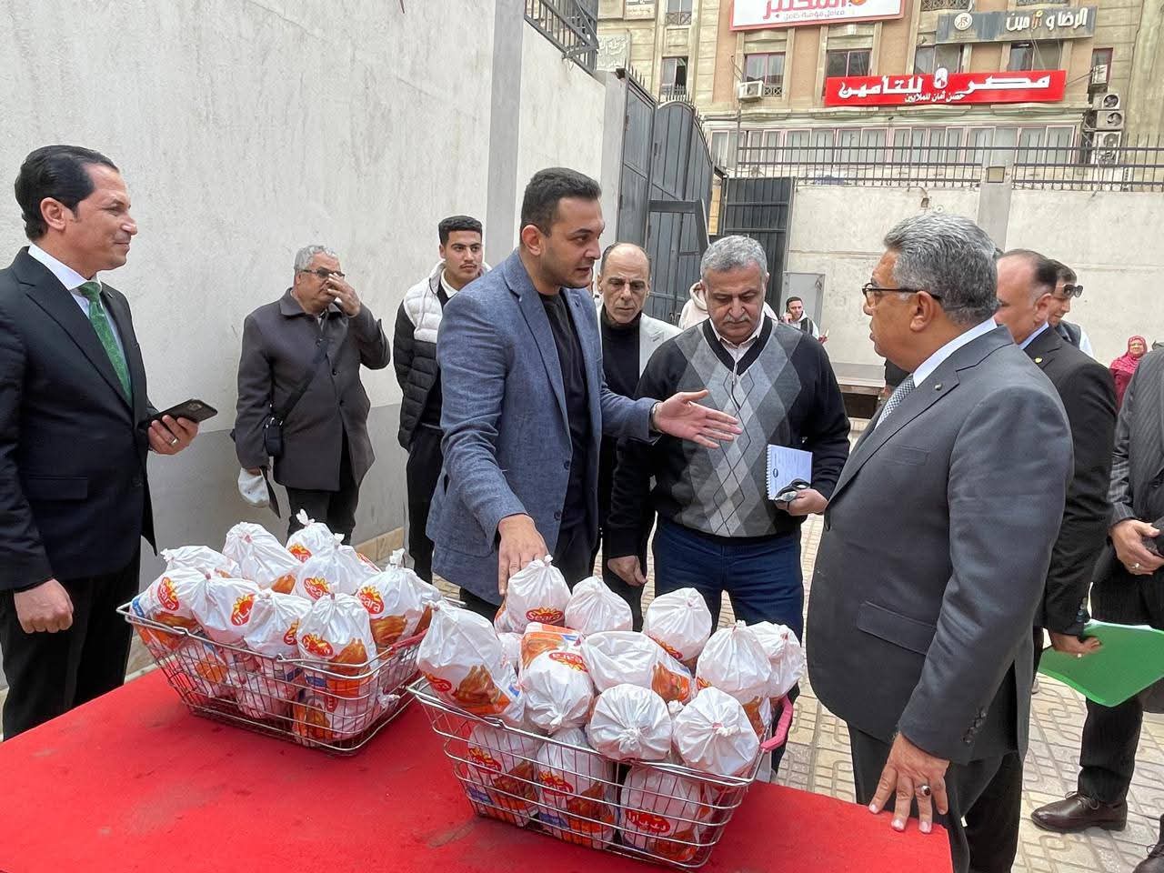 محافظ الدقهلية يتابع بيع الدواجن المجمدة استعدادًا لشهر رمضان