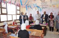 محافظ الوادي الجديد تجري جولة مفاجئة بمدرستي السلام بالخارجة