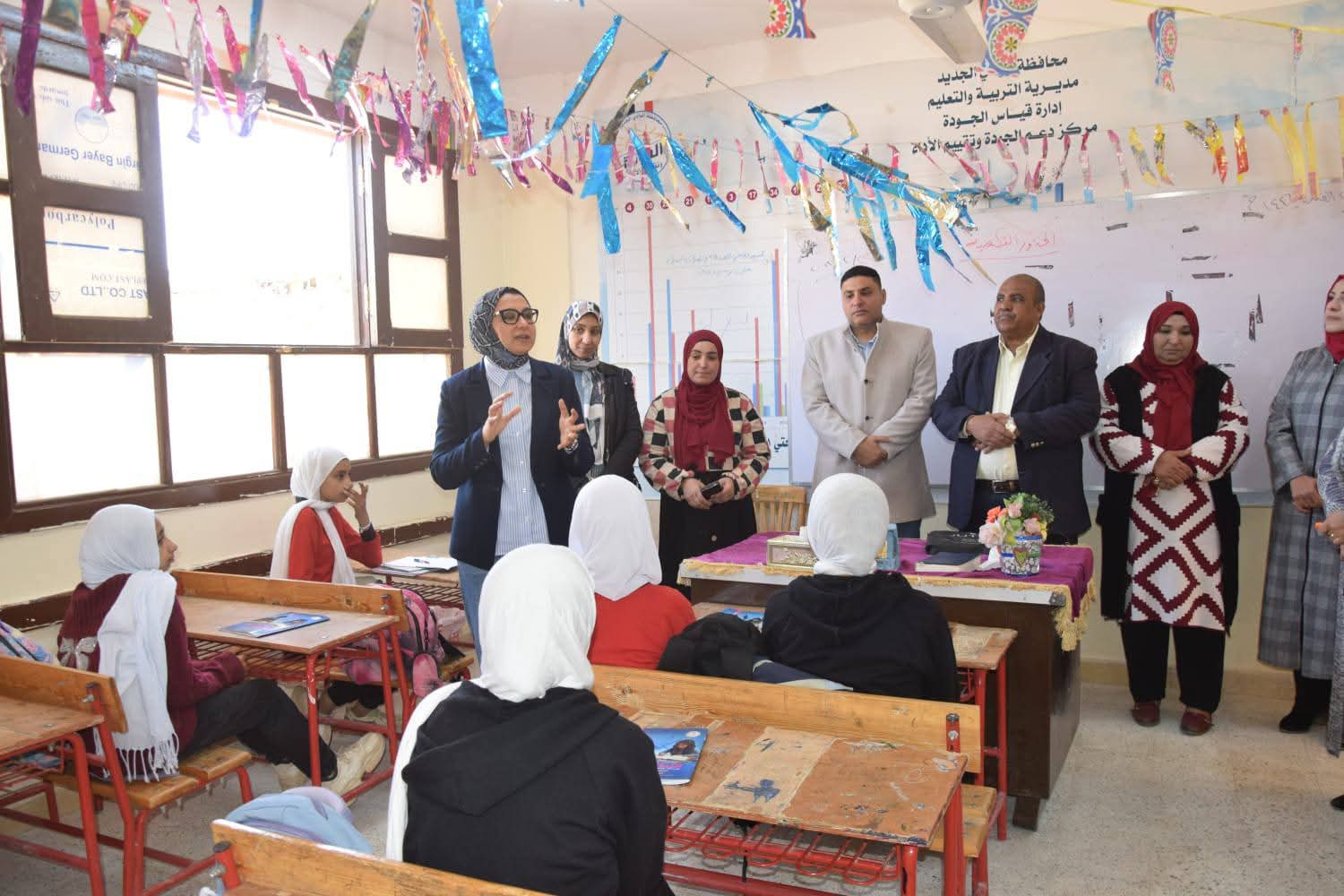 محافظ الوادي الجديد تجري جولة مفاجئة بمدرستي السلام بالخارجة