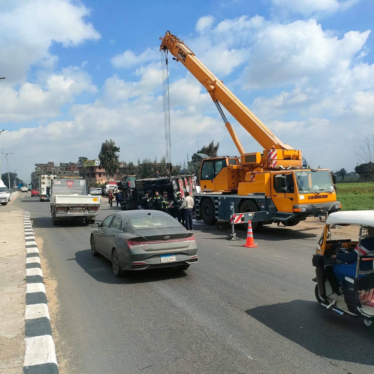 الدقهلية تتدخل عاجلًا لرفع سيارة محملة بأسمدة من الطريق الرئيسي