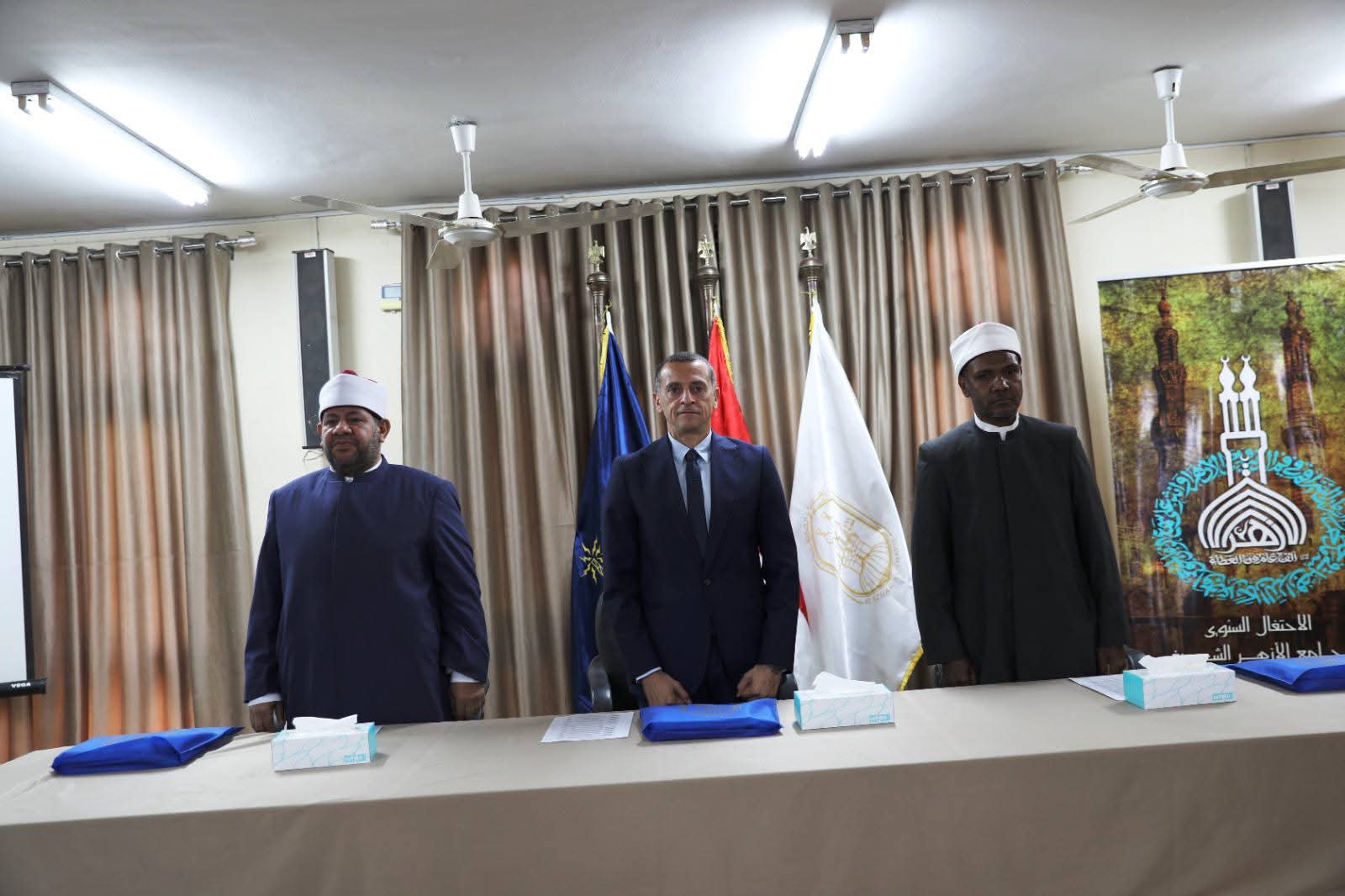 محافظ أسوان يشدد على التعاون مع الأزهر لتعزيز التنمية والخدمات المحلية