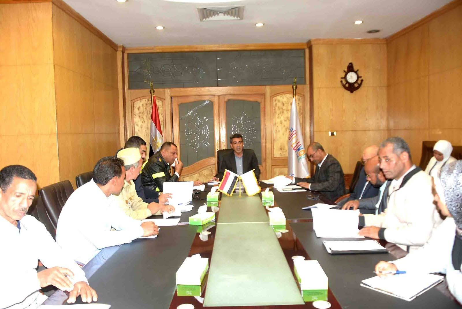 سكرتير عام مساعد الأقصر يقود مناقشات تطوير منظومة المواقف ويقر غرامات للمخالفين