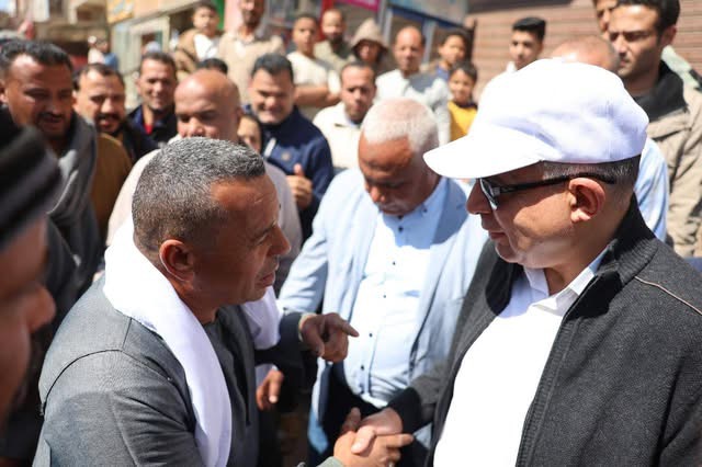 محافظ المنيا يلتقي أهالي العدوة ويستجيب لمطالب الخدمات الملحة