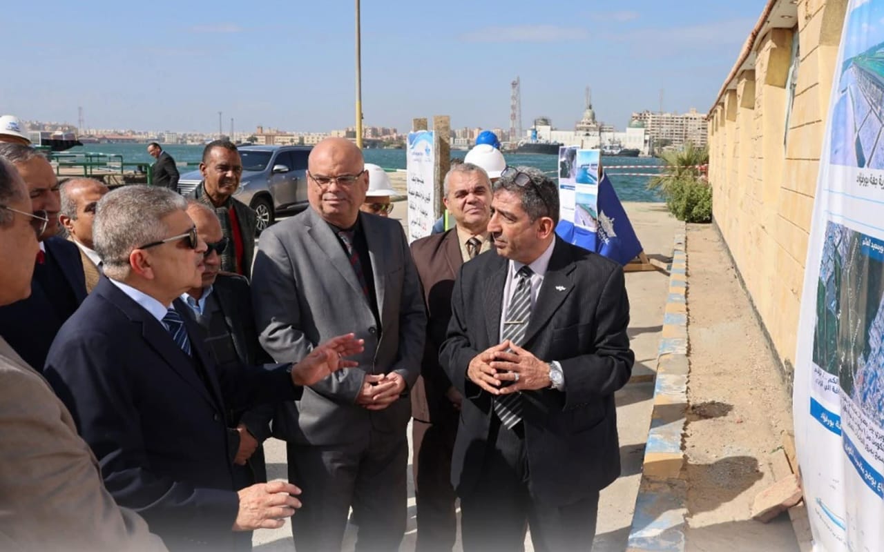 بحضور السفير الفرنسي.. محافظ بورسعيد يستقبل سفينة مساعدات غذائية لدعم أهالي غزة
