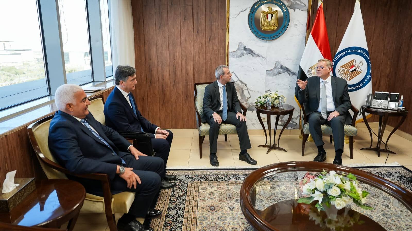 وزير البترول يتابع مع مسئولي 