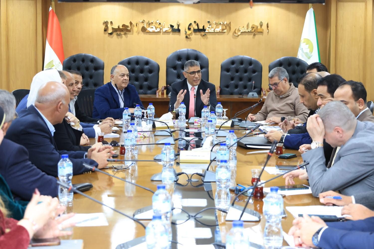 محافظ الجيزة يطلق خطة متكاملة لتحسين الخدمات بالمراكز والأحياء