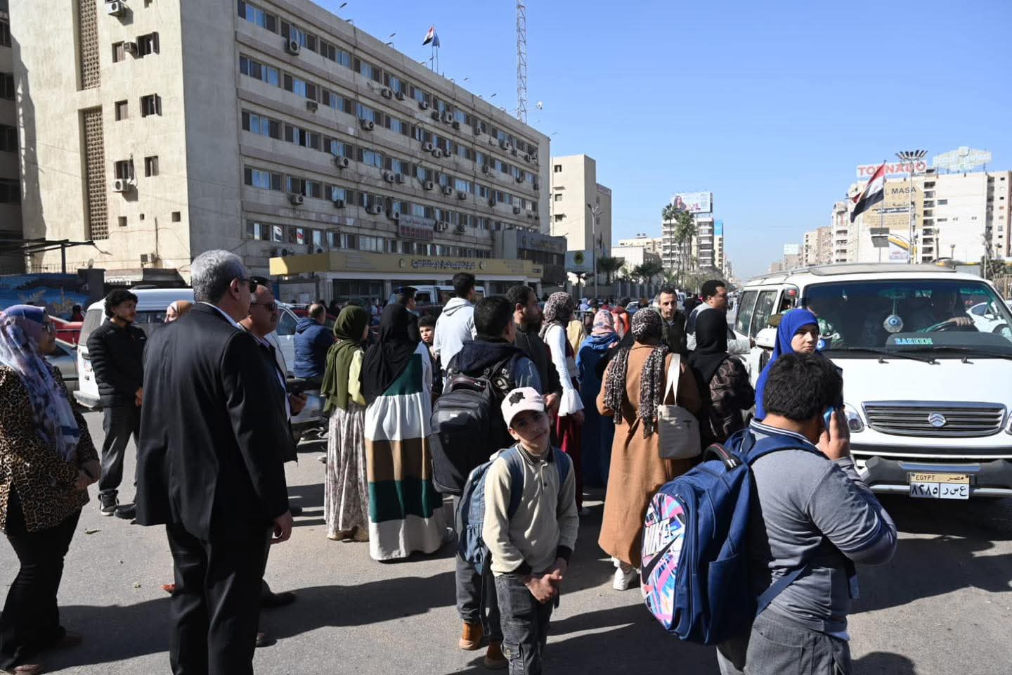 محافظ الغربية يتواجد بين المواطنين لضبط حركة المواصلات بشوارع طنطا