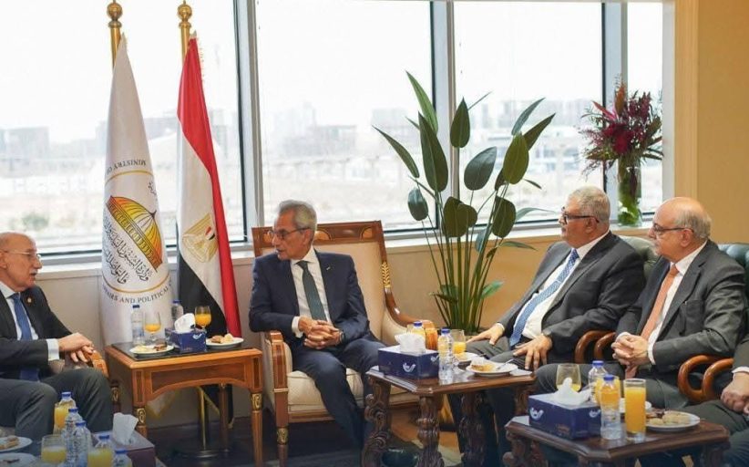 وزير الشئون النيابية يستقبل رئيس مجلس القضاء الأعلى ووفداً قضائياً رفيع المستوى لبحث سبل التعاون