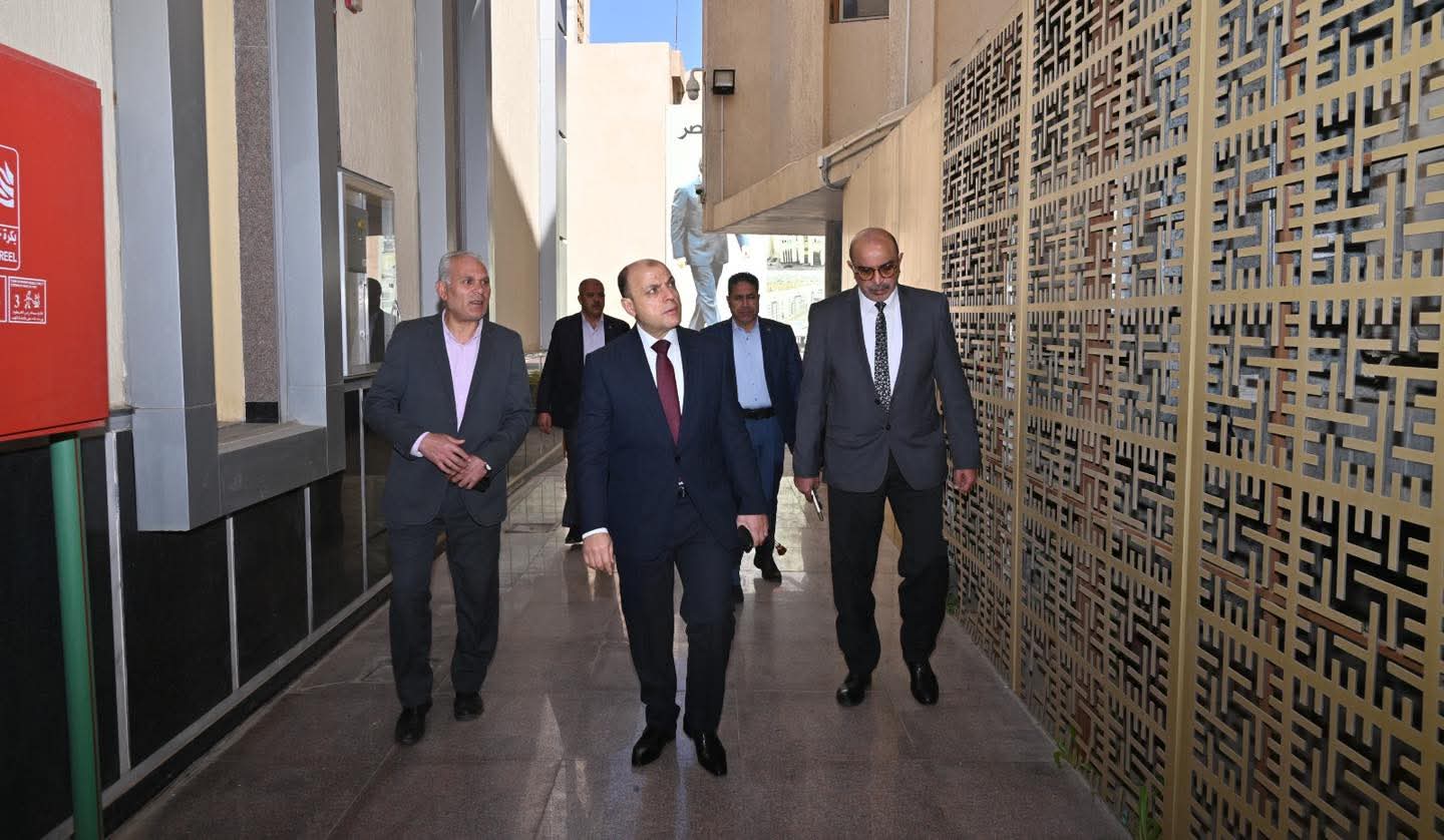 محافظ الغربية يتفقد منظومة العمل بمجموعة مراكز البنية المعلوماتية ومراكز معلومات شبكات المرافق