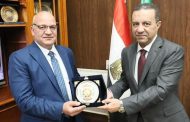 محافظ المنوفية يكرم مدير مديرية الزراعة السابق ويهديه درع المحافظة تقديرًا لجهوده