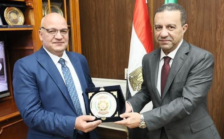محافظ المنوفية يكرم مدير مديرية الزراعة السابق ويهديه درع المحافظة تقديرًا لجهوده