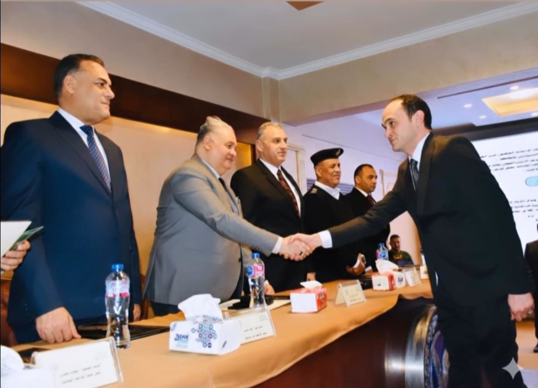 مدير أمن الشرقية يكرم رئيس وحدة البحث الجنائي بقسم شرطة بلبيس لمجهوداته الأمنية .