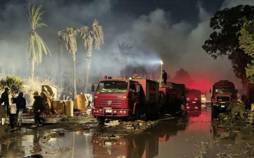 شرطة الحماية المدنية بالشرقية تسيطر علي حريق داخل مصنع بالعاشر من رمضان