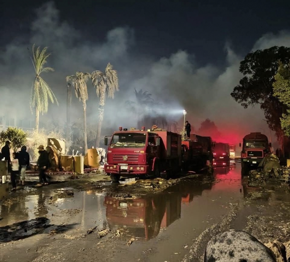 شرطة الحماية المدنية بالشرقية تسيطر علي حريق داخل مصنع بالعاشر من رمضان