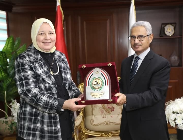 محافظ بني سويف يكرّم أمل الهواري ويهديها درع المحافظة تقديرًا لمسيرتها في تطوير التعليم