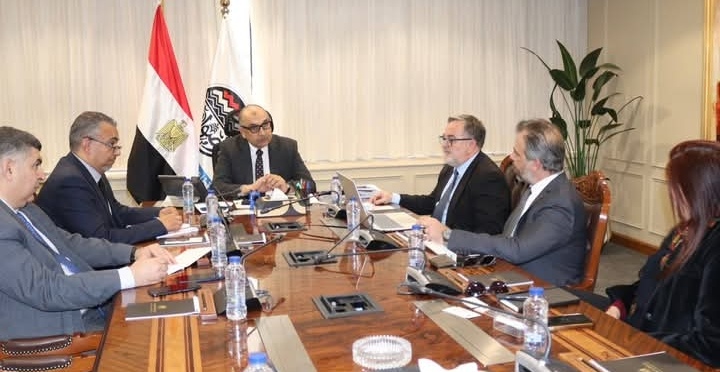 وزير قطاع الأعمال يبحث التعاون مع شركة إسبانية لتنفيذ مشروعات بيئية وصديقة للبيئة