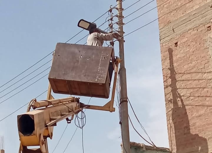 محافظ أسيوط: استمرار أعمال صيانة وتركيب كشافات الإنارة لتحسين الخدمات وتعزيز الأمان