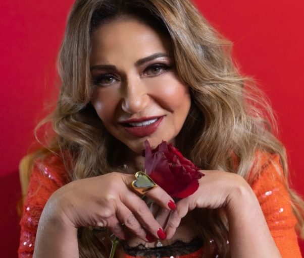 ليلى علوي تخطف الأنظار بمظهرها وأفكارها عن الحب.. تعرف
