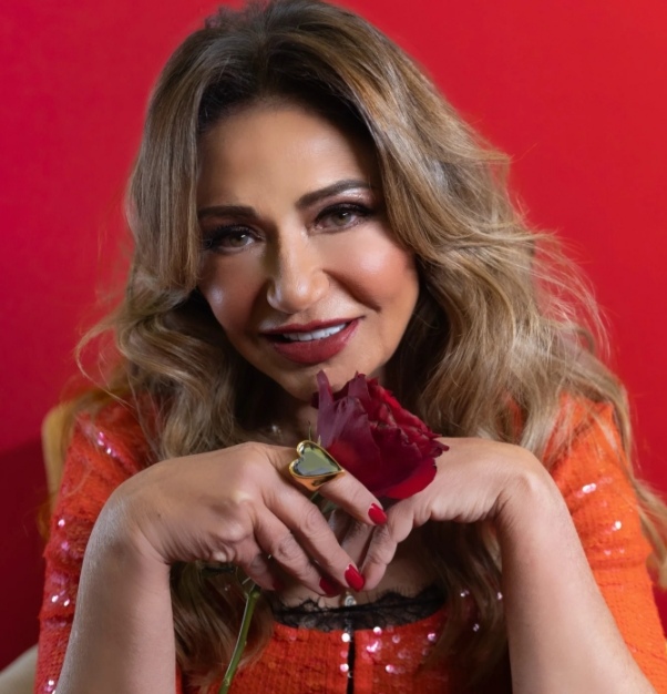 ليلى علوي تخطف الأنظار بمظهرها وأفكارها عن الحب.. تعرف