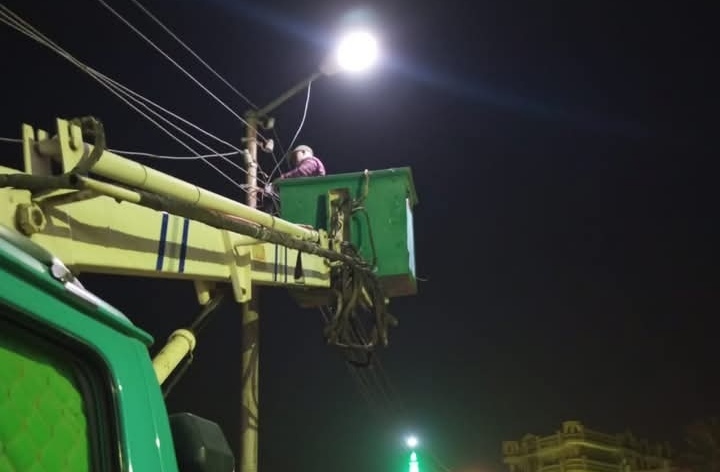 حملات يومية لصيانة أعمدة الإنارة ورفع كفاءتها بأسيوط