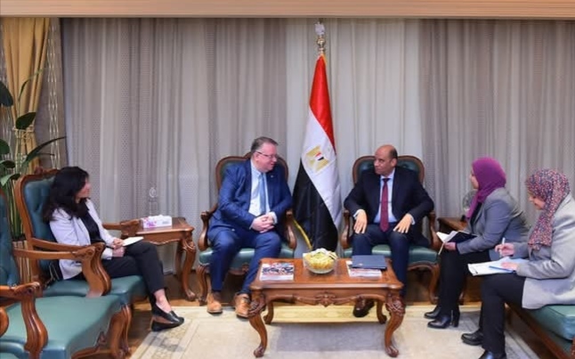 وزير العمل يبحث مع مدير 