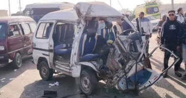 مصرع وإصابة 11 شخص إثر وقوع حادث تصادم بين سيارتين 