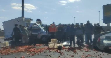 إصابة 3 أشخاص إثر وقوع حادث انقلاب سيارة نصف نقل