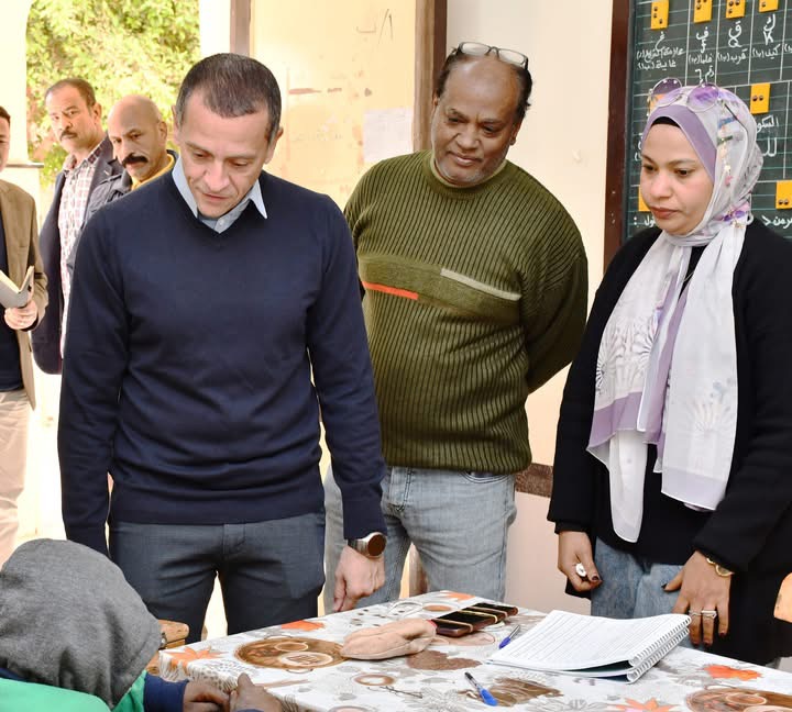 دعم كامل لذوى الهمم.. محافظ أسوان يتفقد الأمل للنور والصم ميدانيًا