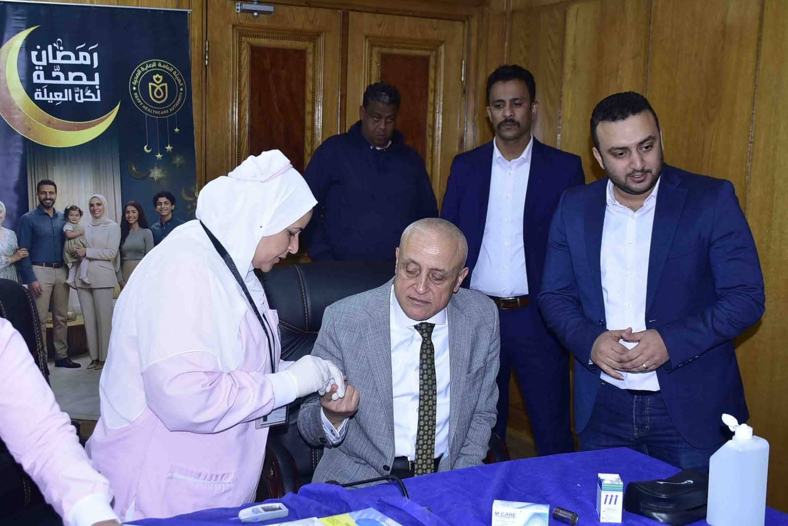 محافظ الأقصر يتابع فعاليات قافلة «رمضان بصحة لكل العيلة» بديوان عام المحافظة