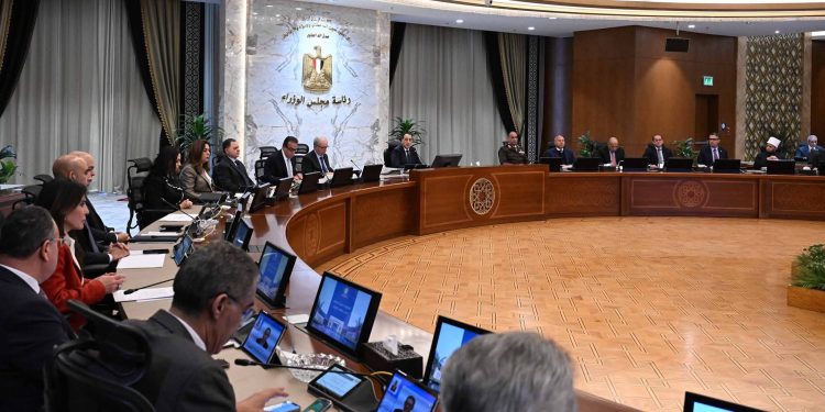 الحكومة تتحرك لمواجهة تداعيات الأزمة الإقليمية وتوجه بمتابعة الأسواق وتأمين السلع والطاقة