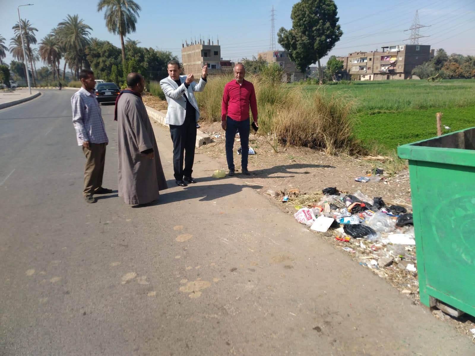 رئيس مدينة الأقصر يتابع منظومة النظافة الجديدة ويشرف على زراعة 20 نخلة ملوكي بعدد من الميادين