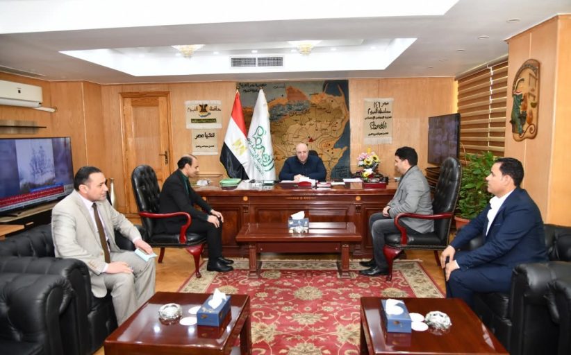محافظ الفيوم يبحث مع نقابة الزراعيين دعم القطاع الزراعي وتكثيف التوعية بالري الحديث