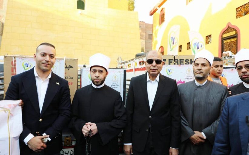 محافظ المنيا يوزع 15 جهاز عروسة و1000 كرتونة مواد غذائية بقرية طنبدي بمشاركة وزير الأوقاف