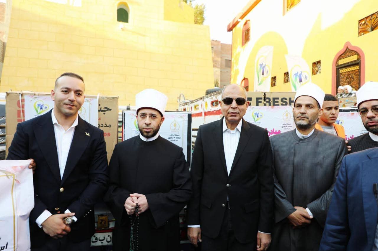 محافظ المنيا يوزع 15 جهاز عروسة و1000 كرتونة مواد غذائية بقرية طنبدي بمشاركة وزير الأوقاف